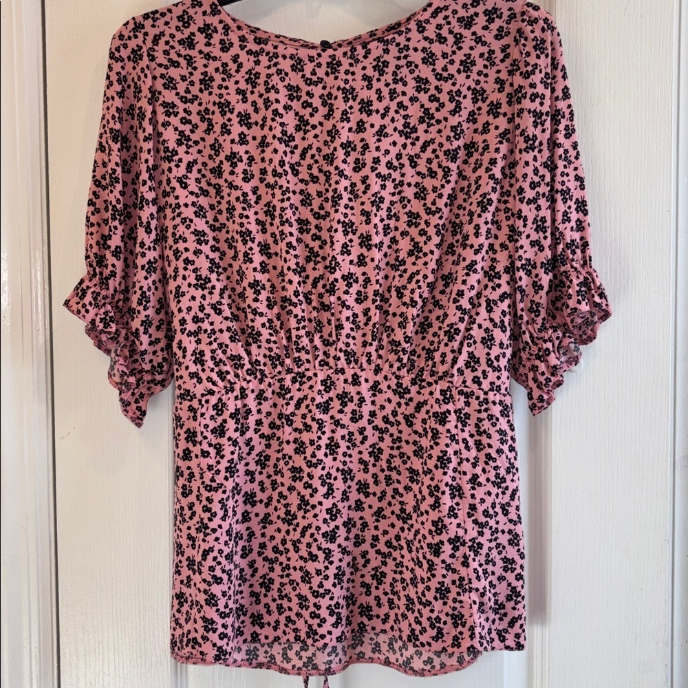 NEW LOOK PINK AND BLACK BLOUSE FLORAL DESIGN TIES IN BACK SMALL KEY HOLE
LARGE